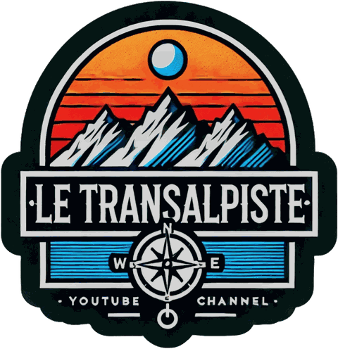 Logo Le Transalpiste : montagnes sous un soleil couchant, boussole
